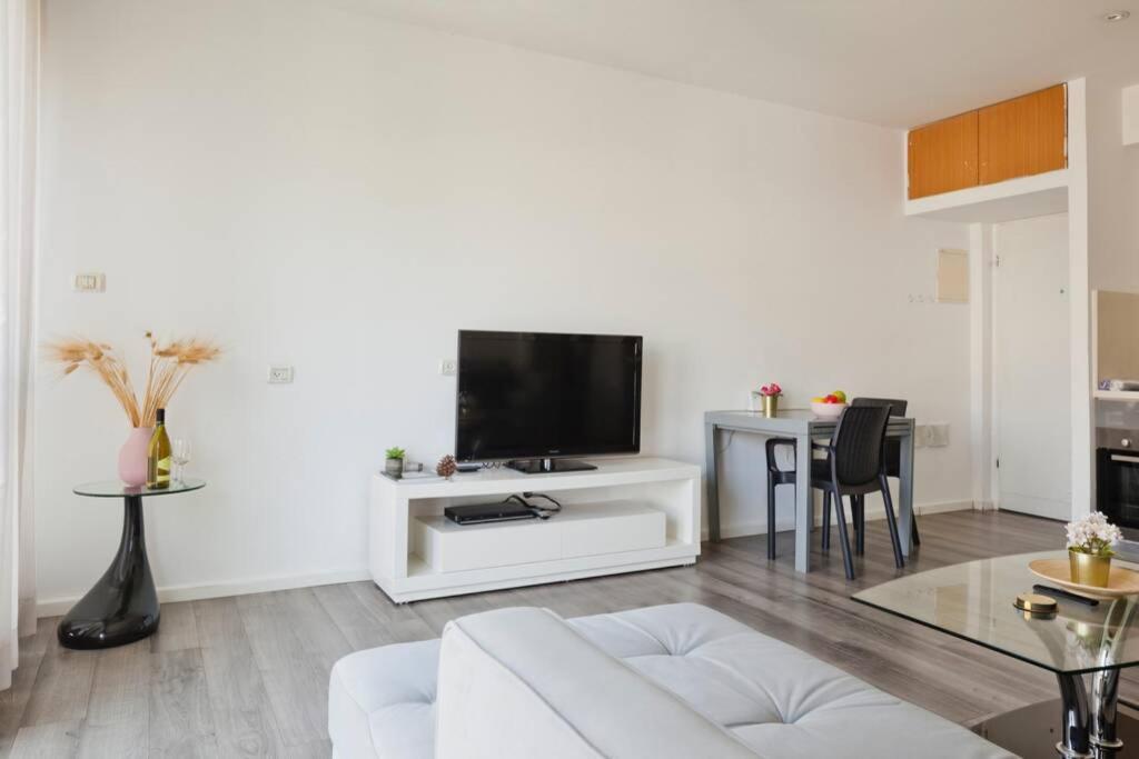 Big Apartment Next To Gordon Beach Plus Free Parking Tel Aviv Exterior photo